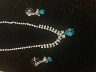 New Rhinestone Silvertone Necklace & Earring set