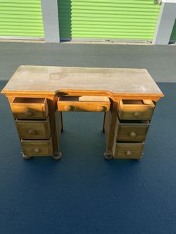 🪑 Classic Wooden Kneehole Desk – Great Condition!