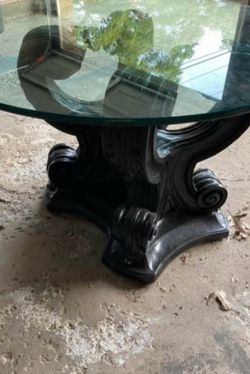Pedestal table