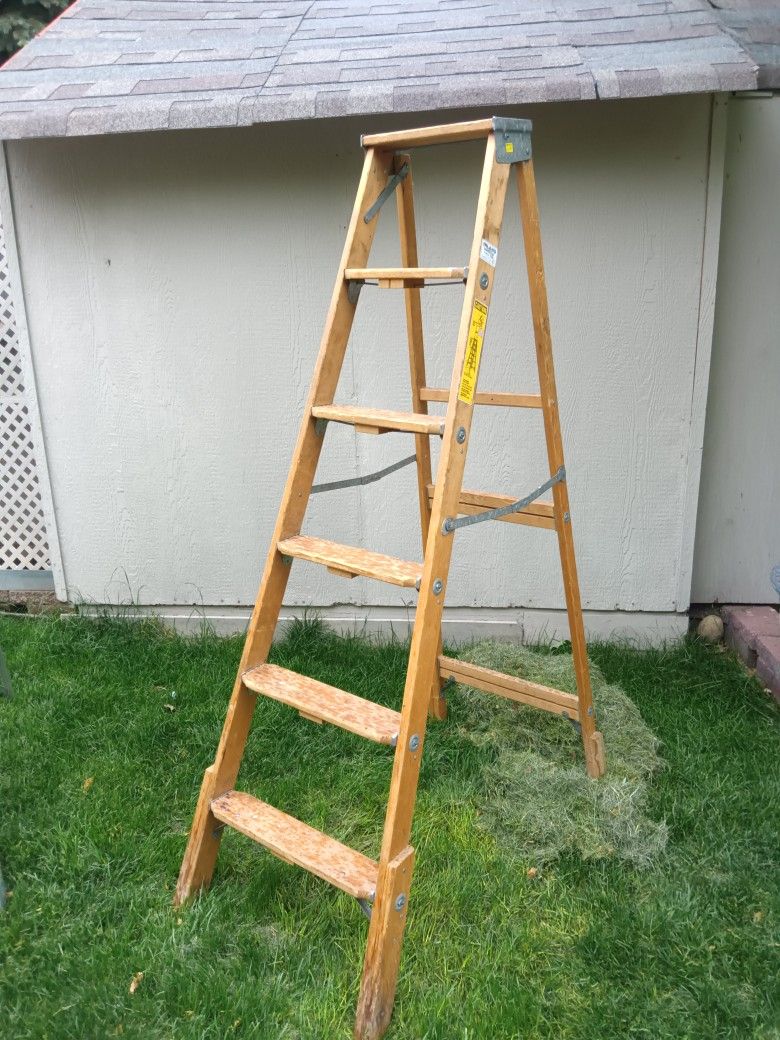 Type II Wooden Commercial Ladder 225lb Weight Capacity