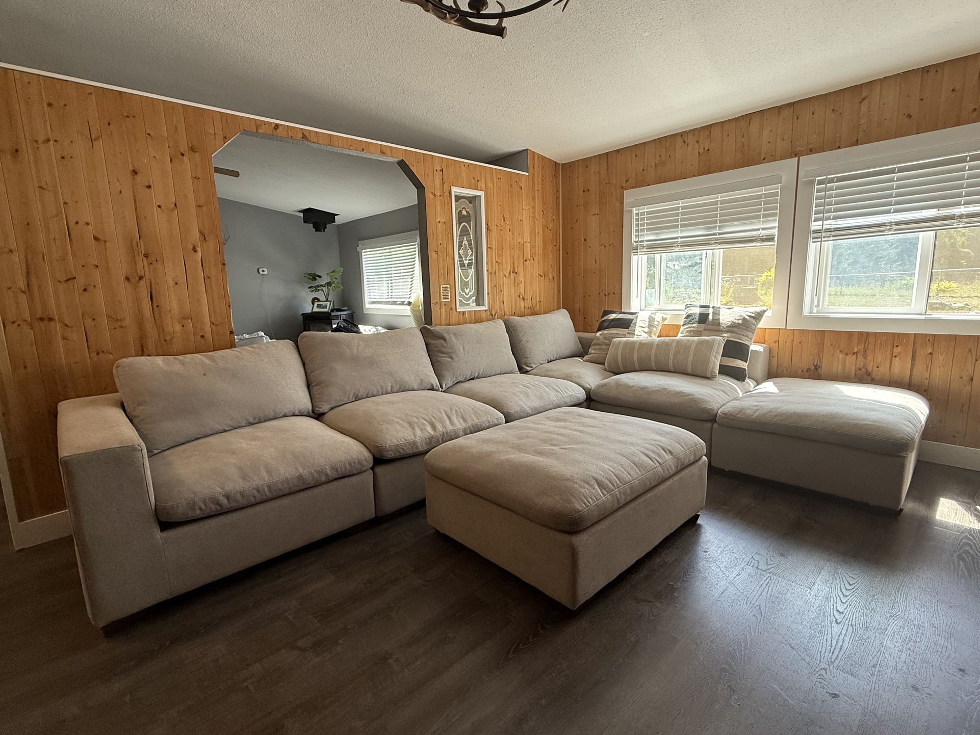Thosmpsonville sectional couch (as is)