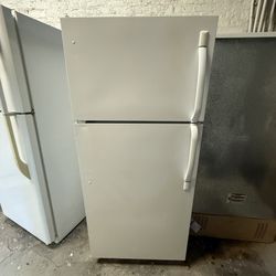 Used Refrigerator / White Fridge Size: 28.5”x65.25” 