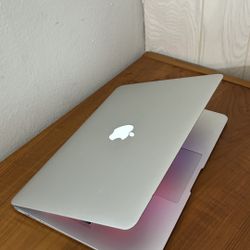 Apple MacBook Air 13” I5/8GB/256GB SSD $200