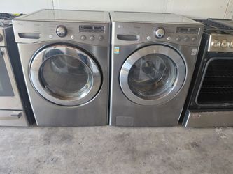 A couple of LG brand gas washing machines are in good condition, they are used.