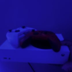 new barely used xbox Series S + 2 controllers 