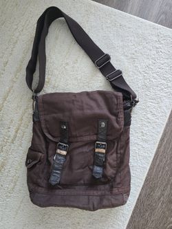 GUESS REVOLUTION MESSENGER BAG