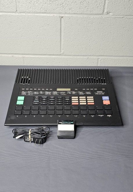 Yamaha RX5 Digital Rhythm Drum Machine w/AC Adapter .

Tested !

The front side of the case has cosmetic scratches and stains. please look at the phot