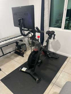 PRICED TO SELL Peloton 2nd Gen Bike PLTN-RB1VO Swivel Screen