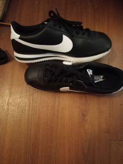 size 10 mens  black and white Nike Cortez