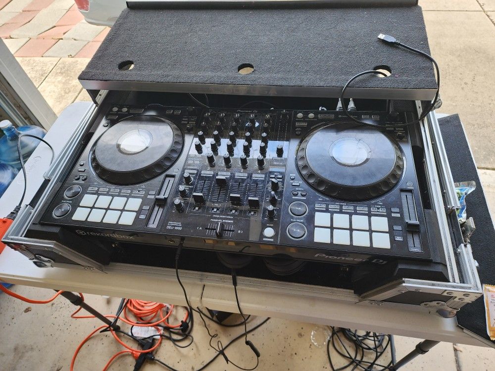 DDJ 1000 for Rekordbox With ODDYUSA Flight Case W/ Wheels