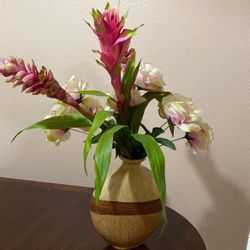 flower vase(flowers not Includ)