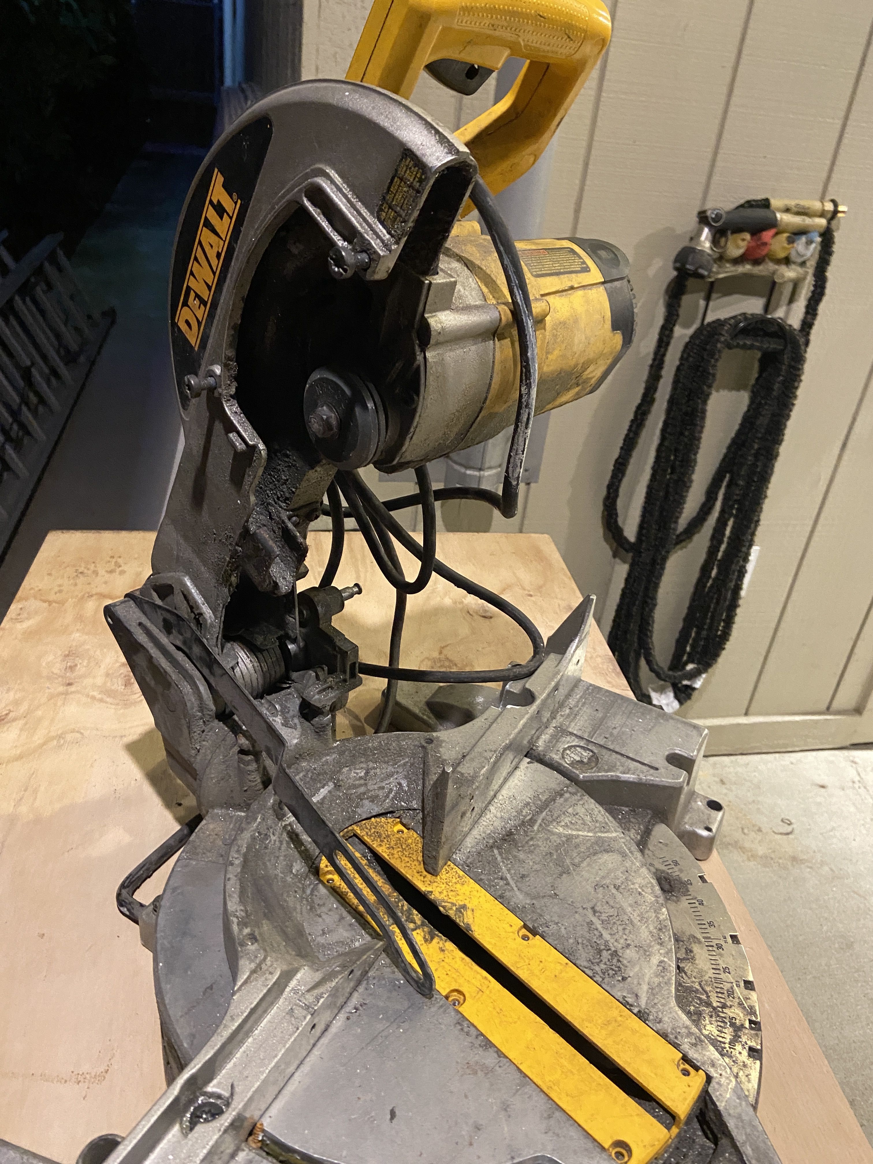DeWalt DW703 10" miter saw for Sale in Des Moines, WA