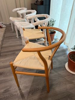 Brand new set if 4 wishbone Dining chairs with wooden frame and natural wood and oak color