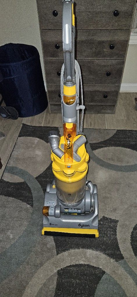 Dyson DC14 UPRITE BAGLESS VACUUM