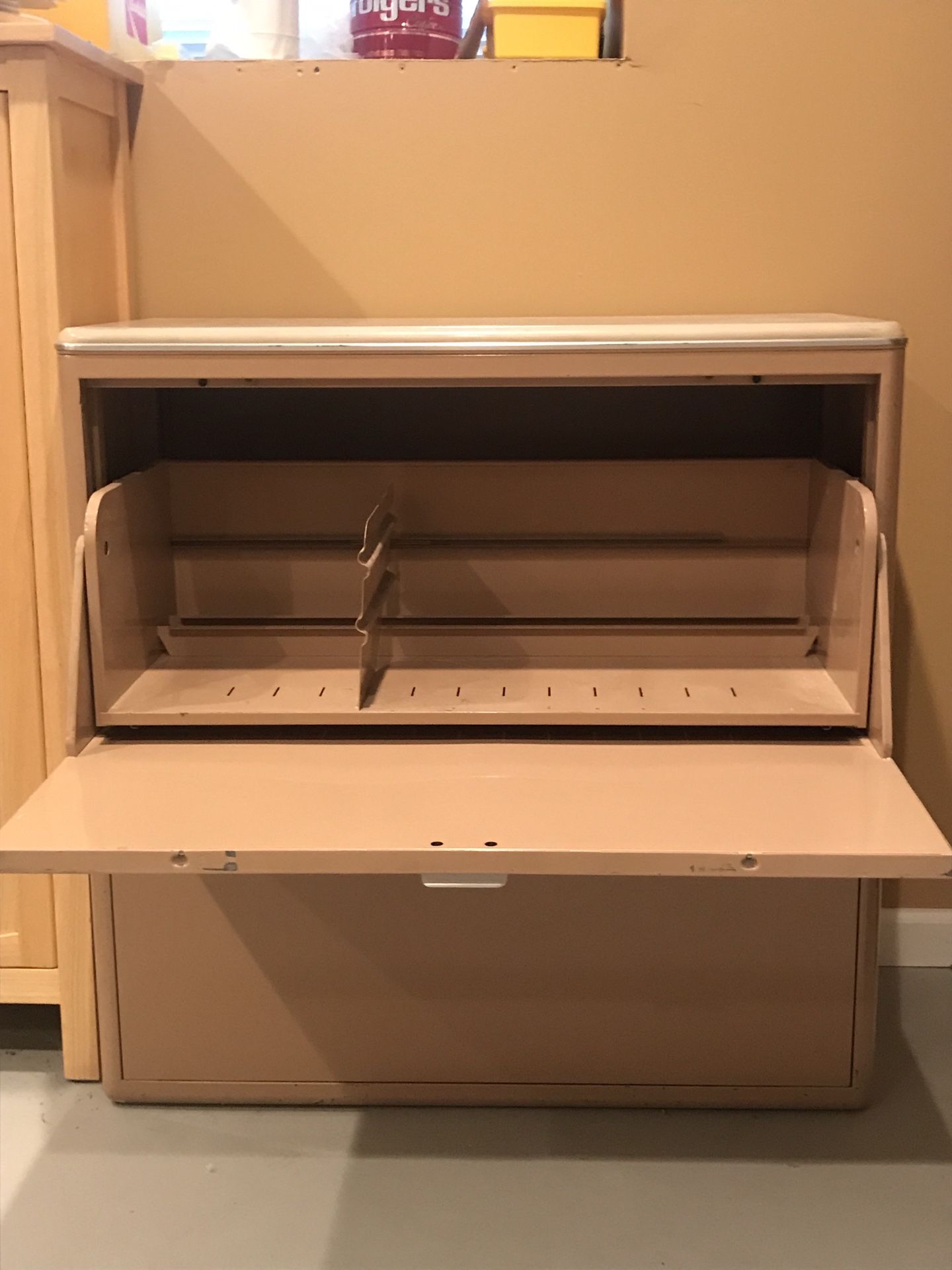 Horizontal file cabinet