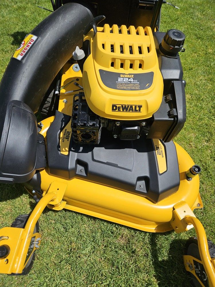 DEWALT
28 in. 224cc E-GOV Engine
3-in-1 Gas RWD Self-
Propelled Lawn Mower with
High Rear Wheels