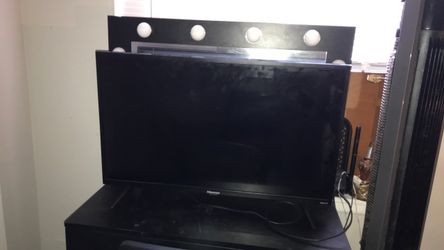 32 inch Hisense Roku Flat Screen TV