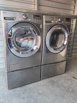 NICE LG WASHER AND GAS DRYER SET
