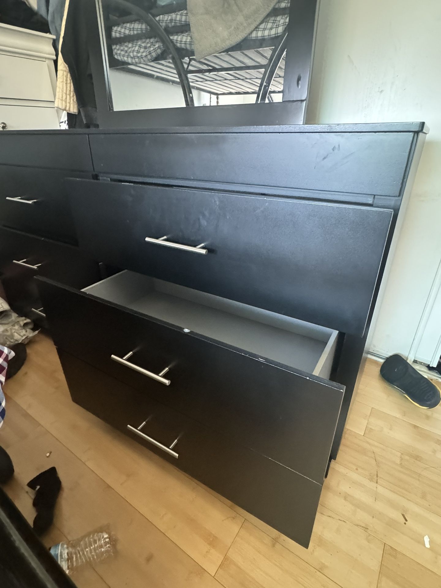 Black Dresser With Mirror(tocador negro con espejo )