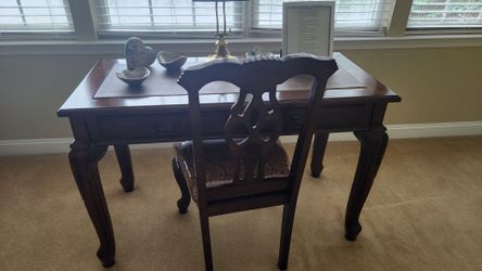 Gorgeous table with chair