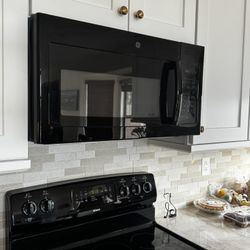 GE Microwave Excellent Condition 