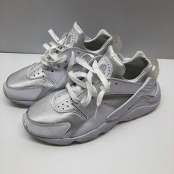 Nike Huarache Women’s Shoes 9.5 Triple White