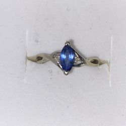 10k white gold ring with blue safire and diamonds 