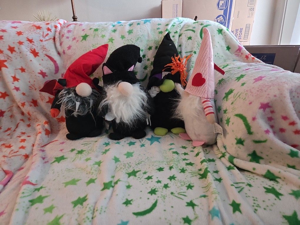 4 Gnomes Plushies