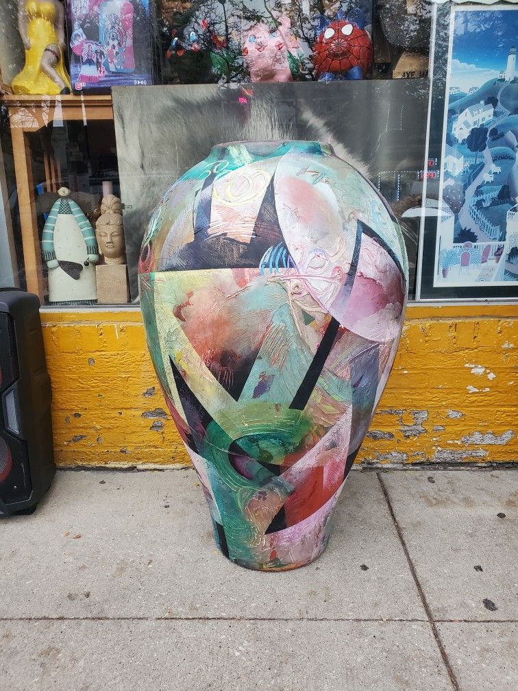 vasee ornament  handn paint  great conditions 