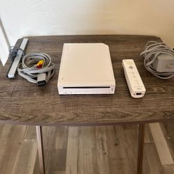 White Nintendo Wii Console Bundle – 4 Controllers + Wii Sports & Resort