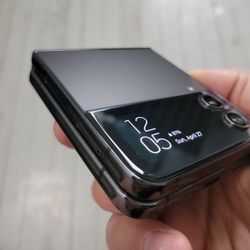Samsung Galaxy Z Flip 4 - Black (Unlocked)