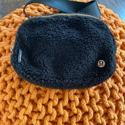 Lululemon Everywhere Belt Bag plush Fleece
