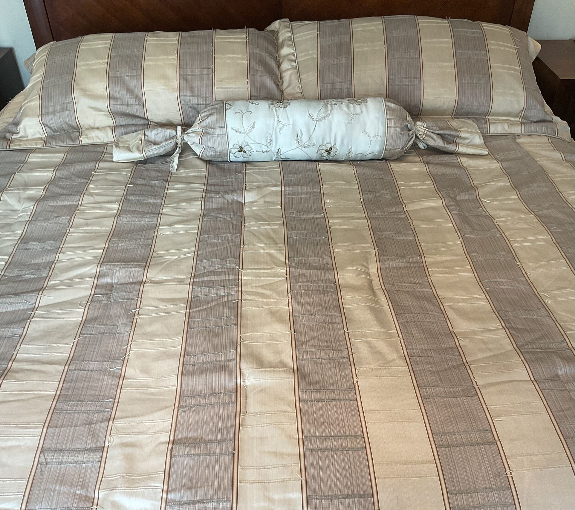 Striped King Size Bedspread with Decorative Matching Pillow