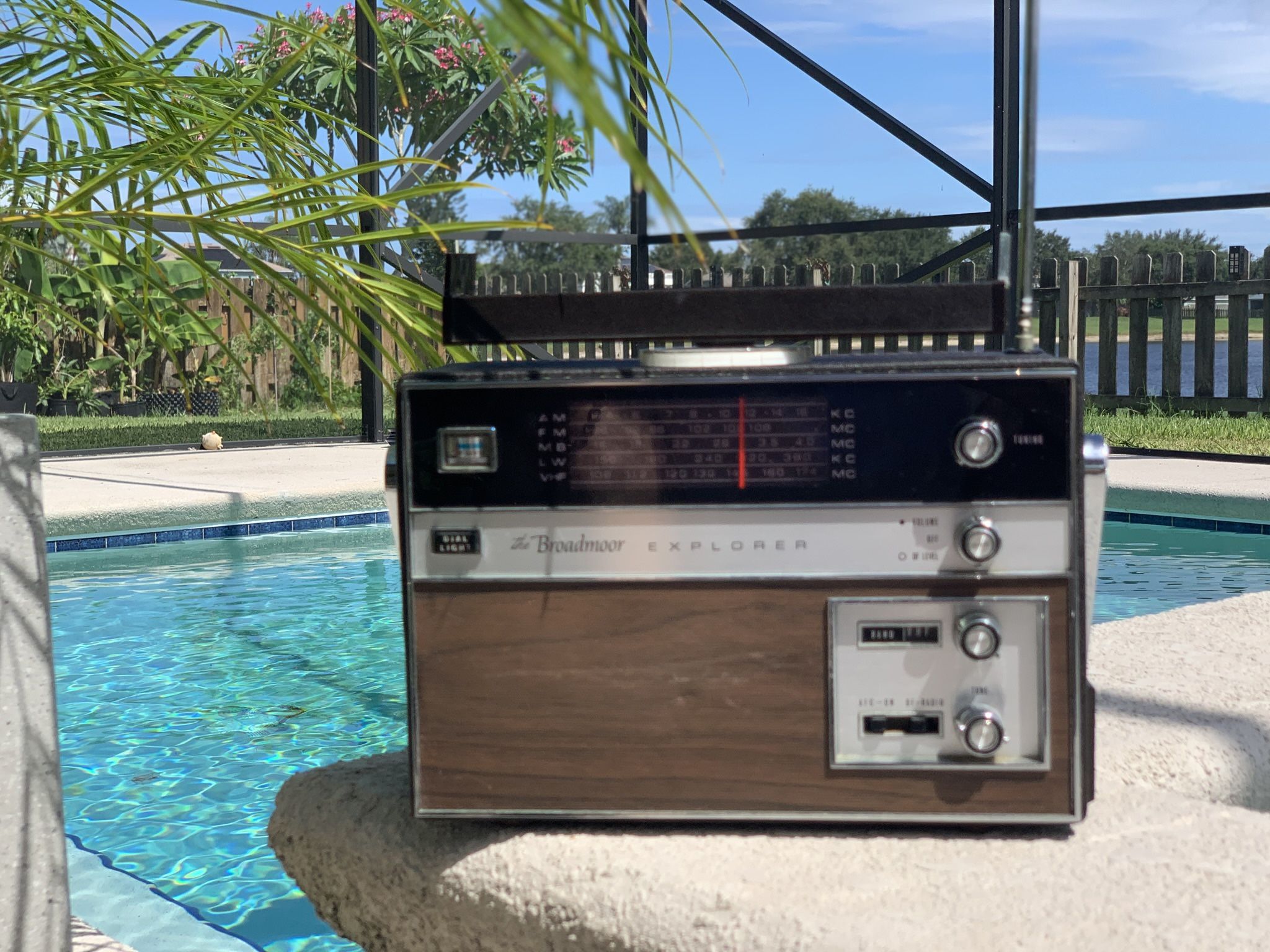 Broadmoor antique radio with multiple bands