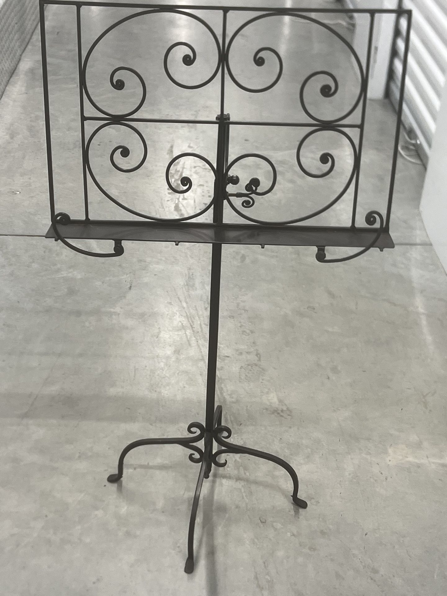 Vintage Black Wrought Iron Music Book Stand Podium Art Dec Adjustable. Used in good condition with some minor cosmetic blemishes. These blemishes are 