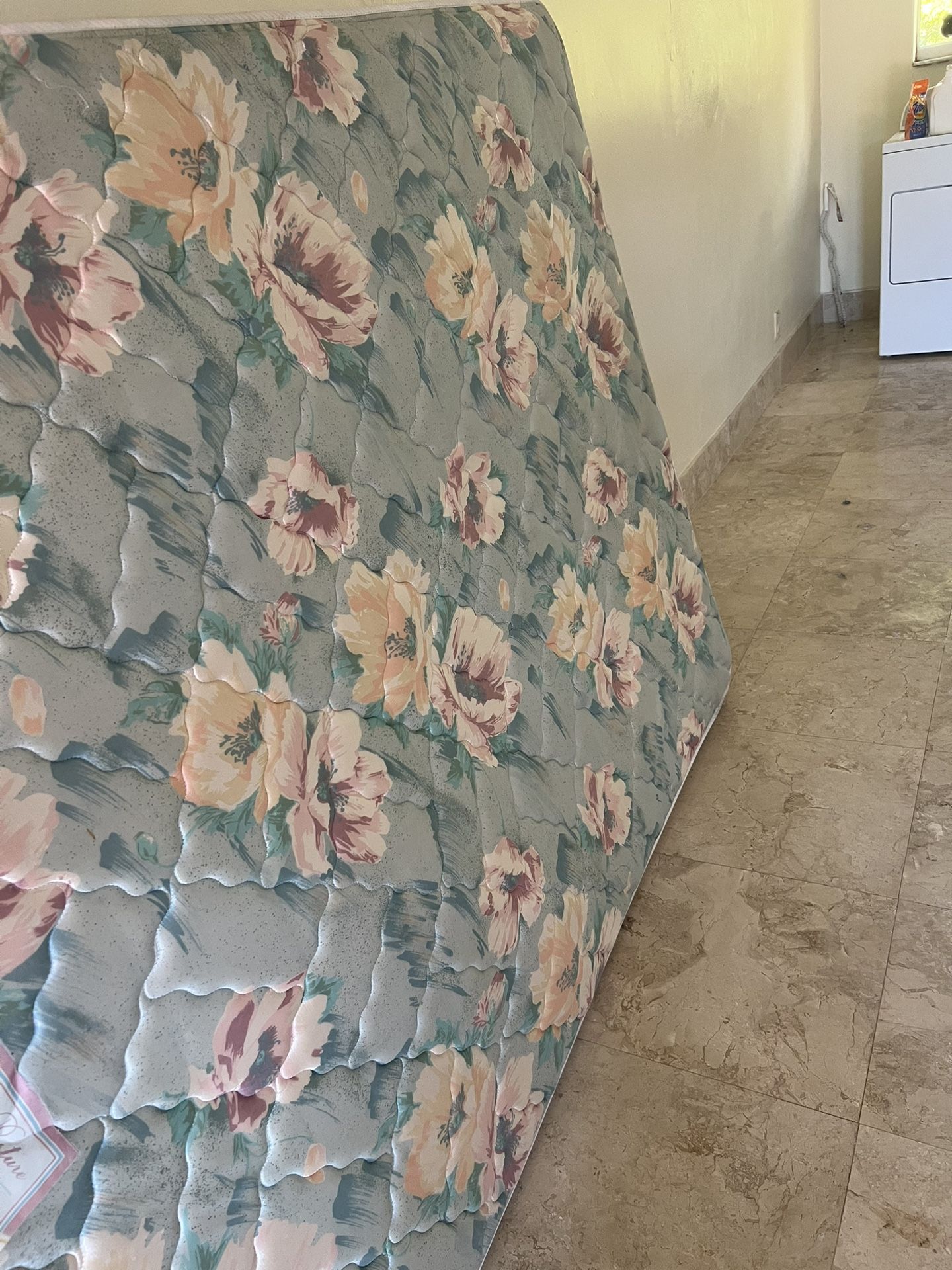 Queen Size Mattress Like New No Stain