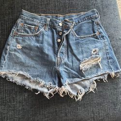 Short Levi’s 501 size W28