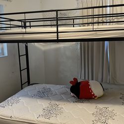Black metal twin/full bunk bed