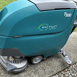 TENNANT T500, 2023 Model, WALK BEHIND FLOOR SCRUBBER, 28"  WORKS GREAT  + Extras