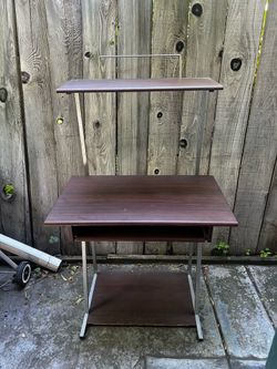 Compact Computer Desk / Workstation with Pull-Out Tray