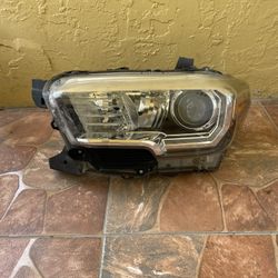 Head Light Driver Side For 2016 Toyota Tacoma (READ Description) 