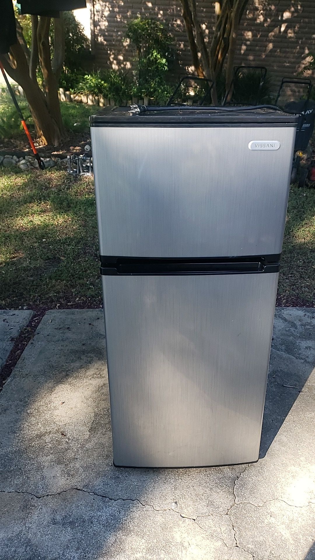 Vissani 4.3 cu ft mini fridge, 200 OBO for Sale in San Antonio, TX
