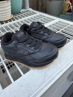 Reebok Toddler Classic Sneakers Black size 6. Gum Sole
