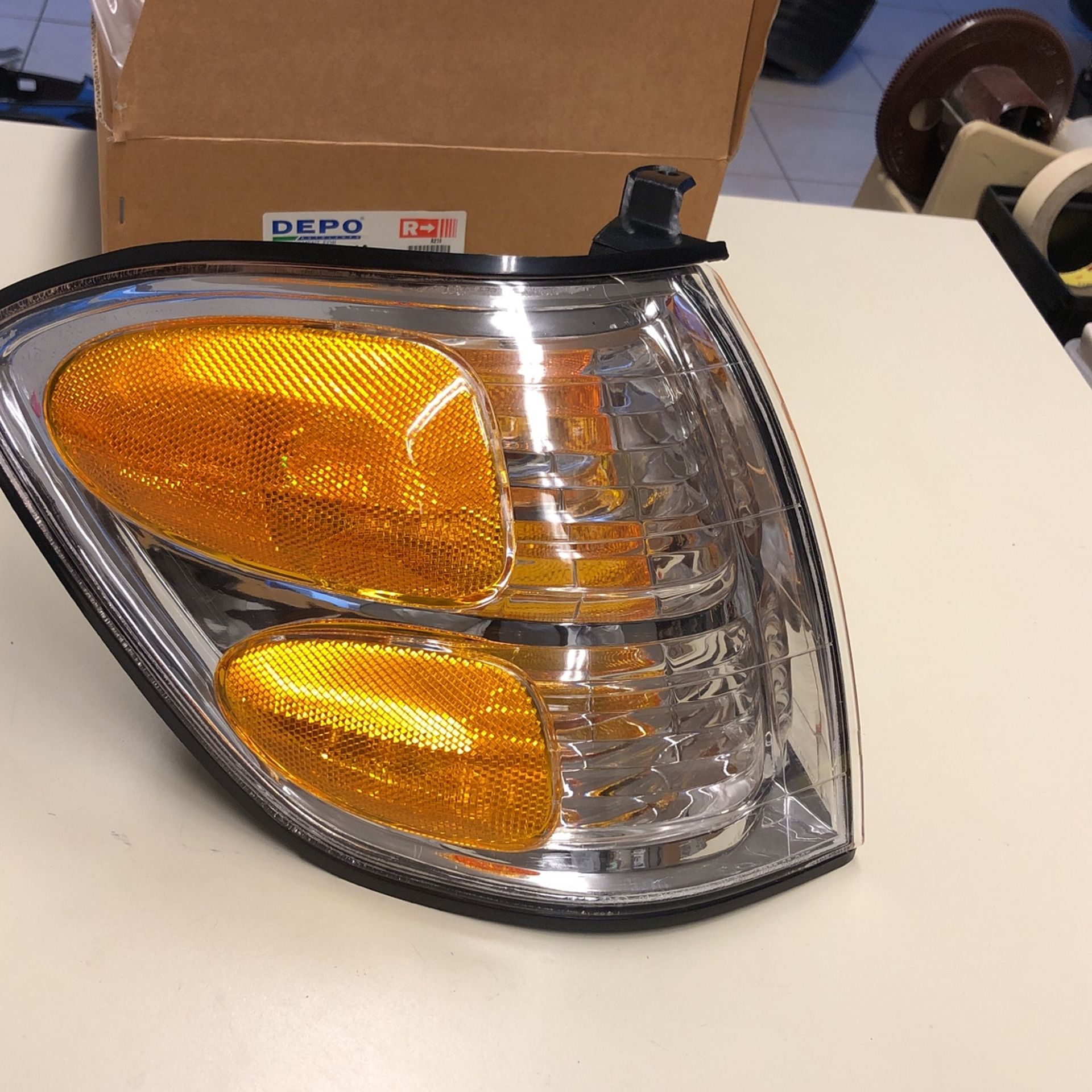 Toyota Sequoia 2001 To 2003 Signal Lamp Passenger Side Assembly #73