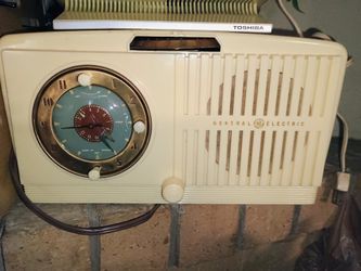 1951 GE Model 561 Antique Radio