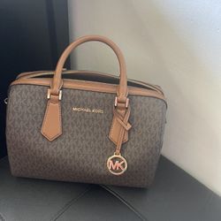 Michael Cors Hand Bag Only One Time Use Excellent Condishon Pick Up Raseda And Vanowen 