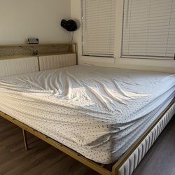 Bed for sale with matress and 4 pillows , all of them are one month old. Pickup in 2 days