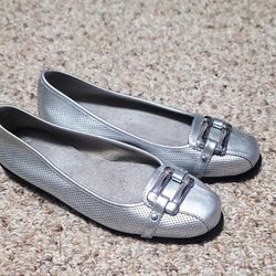 Woman's Aerosoles Slide On Buckle Silver Flats