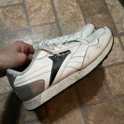 Reebok White Shoes Size 7 
