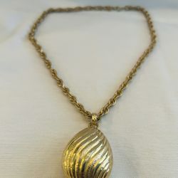 Vintage Avon Gold Necklace With Opening Locket